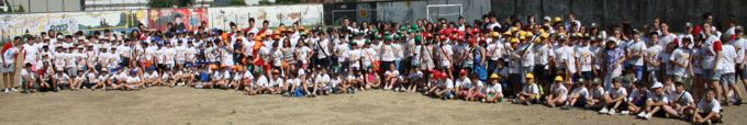 Foto di gruppo dei ragazzi e degli animatori al Grest 2013.